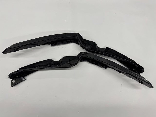 Направляюча переднього бампера, права 1Z0807184D VAG
