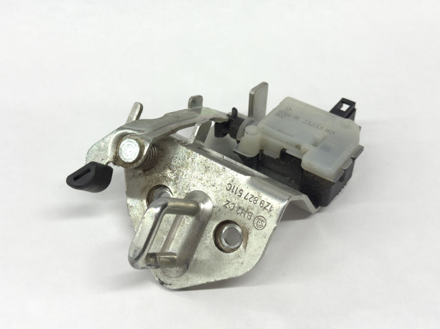 Фіксатор/петля (зацеп) замка дверей/кришки багажника 1Z9827511C VAG