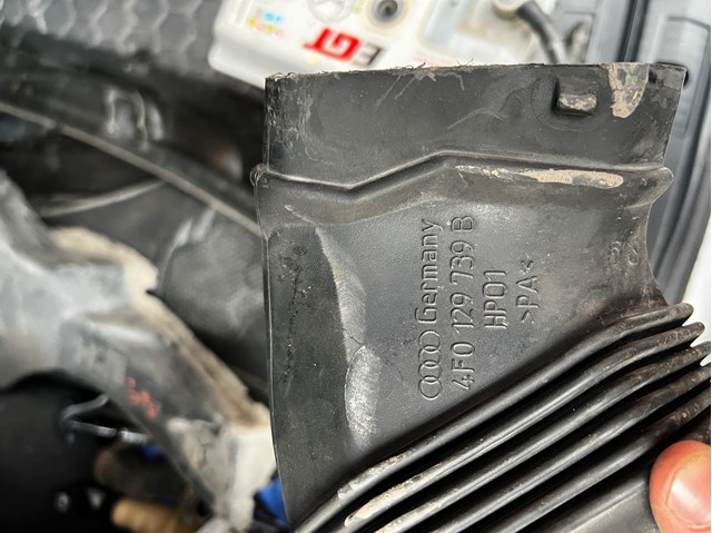 Патрубок повітряний, вхід повітряного фільтра 4F0129739B VAG