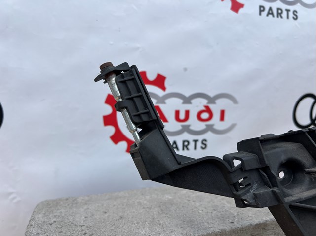 Кронштейн бампера заднього, правий 8K5807890A VAG