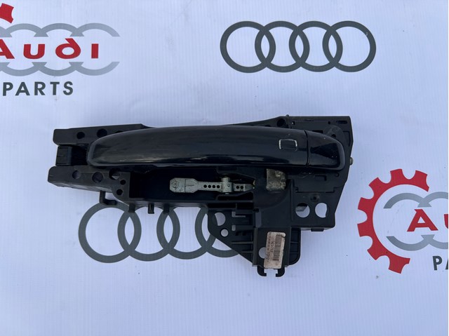 Тримач зовнішньої ручки дверей, передніх лівих 8T01837885 VAG