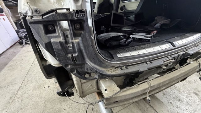 Лівий кронштейн заднього бампера 51127381119 BMW