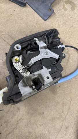 Замок дверей водія 51217281931 BMW