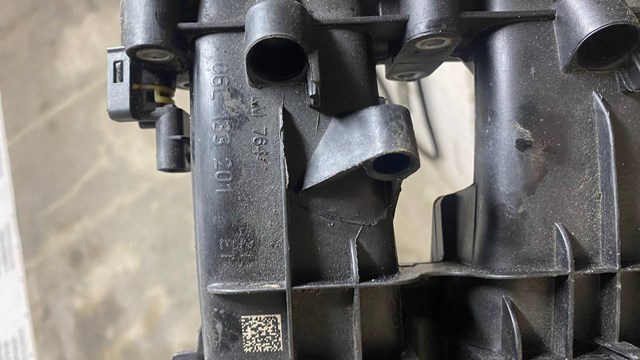 Колектор впускний 06L133201 VAG