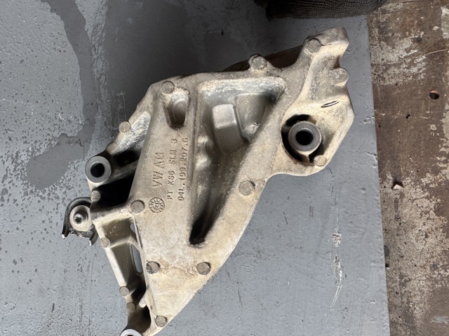 Кронштейн подушки (опори) двигуна, правої 04L199207G VAG