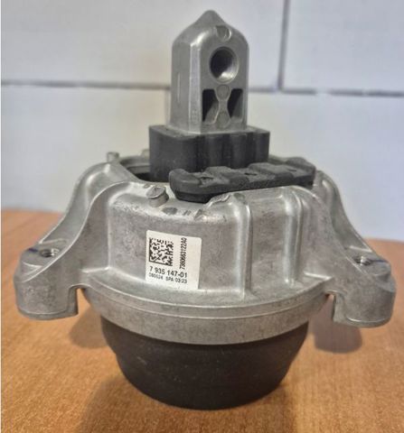 Ліва подушка двигуна 22117935147 BMW