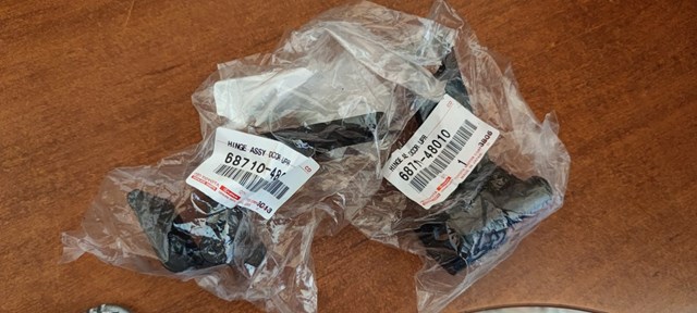 Петля передніх дверей права 6871048010 TOYOTA