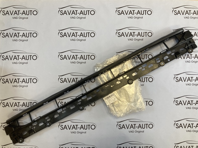 Решітка переднього бампера, центральна 4M8807647C9B9 VAG