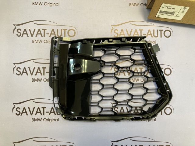 Решітка радіатора права 51118069946 BMW