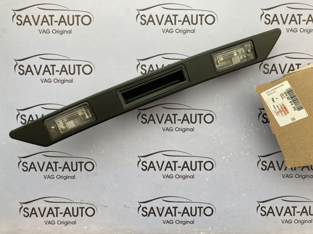 Накладка на багажник 8P48275743FZ VAG