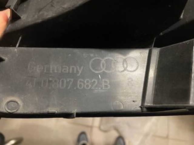 Решітка переднього бампера, права верхня 4L0807682B VAG