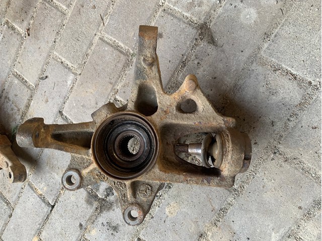 Цапфа передні праві A1633300520 MERCEDES