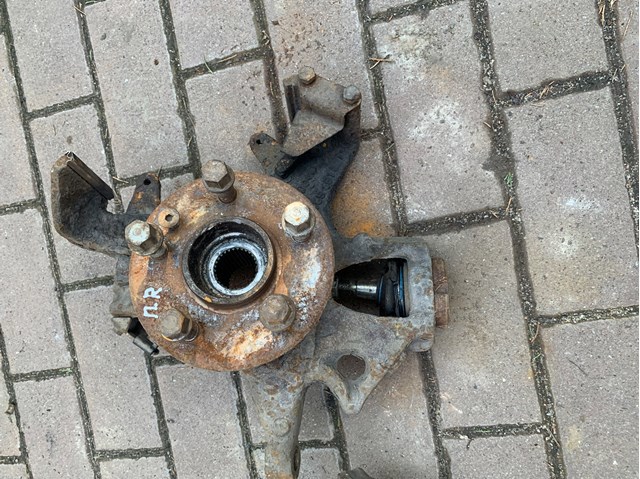 Цапфа поворотна права A1633320102 MERCEDES