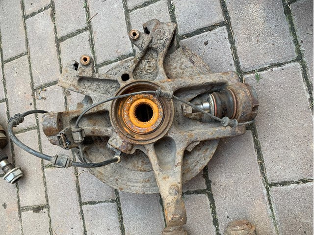 Цапфа поворотного кулака A1633500508 MERCEDES