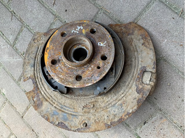 Цапфа поворотна права A1633500608 MERCEDES