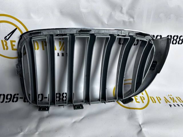 Решітка радіатора права 51117210726 BMW
