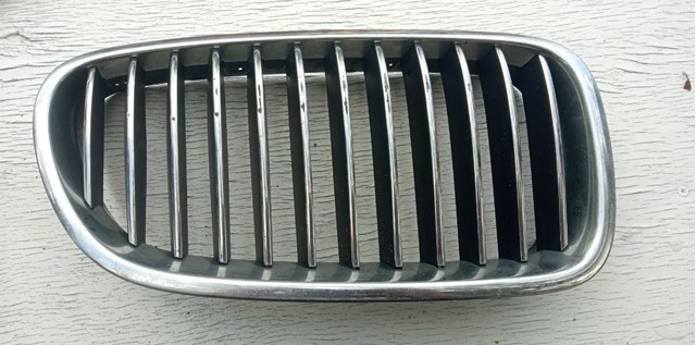 Решітка радіатора права 51137200728 BMW