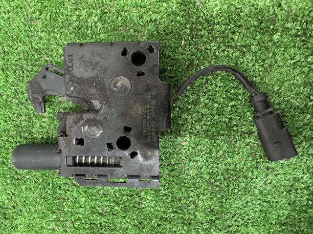 Замок кришки капота 3V0823509B VAG
