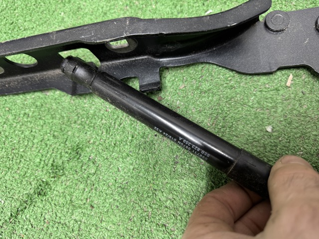 Упор капота Porsche MACAN S