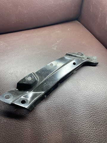 Кронштейн супорту радіатора нижнього 6R0805932C VAG