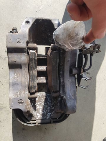 Задній гальмівний супорт лівий 7L6615403AR VAG