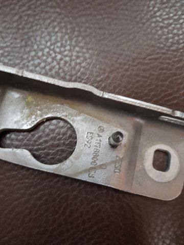 Шарнір капота лівий A1178800128 MERCEDES
