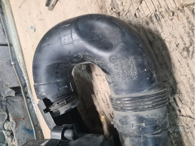 Патрубок повітряний, вхід повітряного фільтра 1K0129618AT VAG