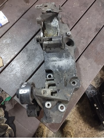 Кронштейн генератора 8200527320 RENAULT