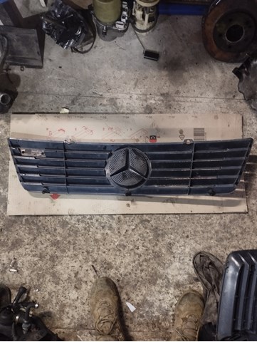 Захисна решітка радіатора 9018880123 MERCEDES