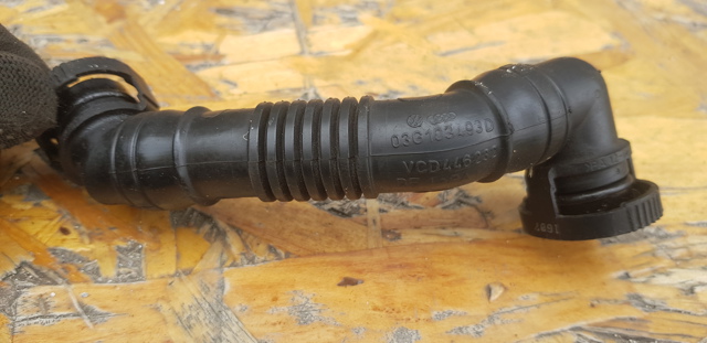 Патрубок вентиляції картерних газів 03G103493D VAG