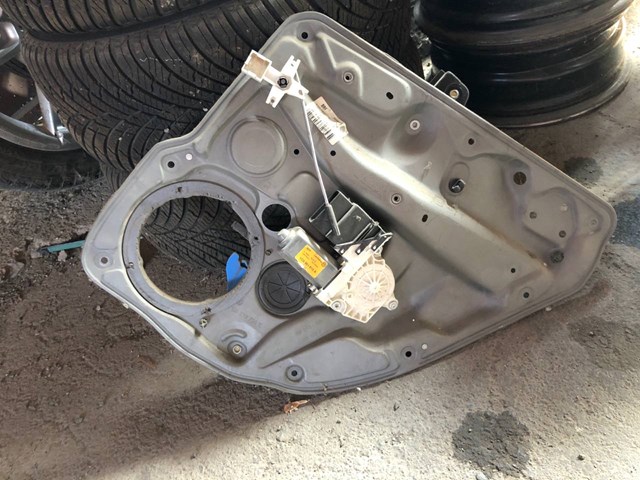 Моторчик склопідйомника двері задніх, правих 1C0959812A VAG