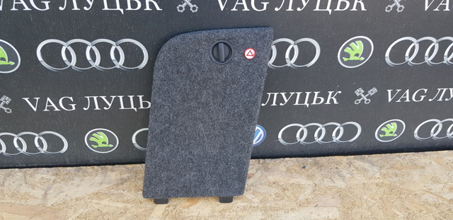 Пістон (кліп) кріплення обшивки кришки багажника 1J0867468 VAG