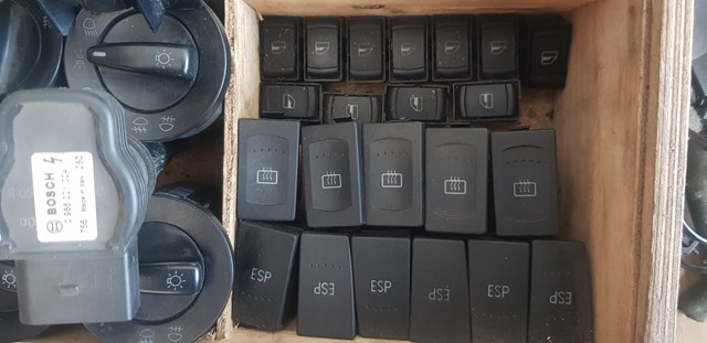 Кнопка підйомника задніх стекол 1J0959855 VAG