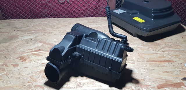 Корпус повітряного фільтра 1K0183B VAG
