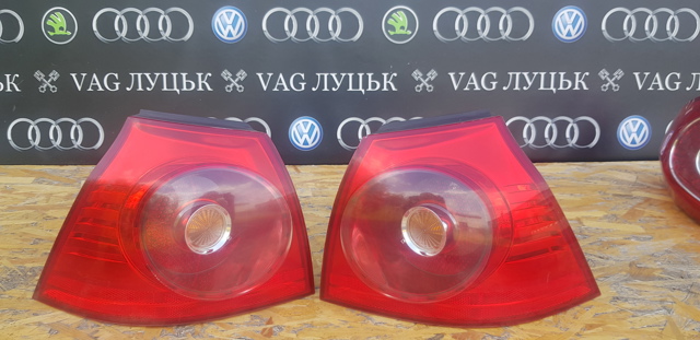 Задній правий зовнішній ліхтар 1K6945096E VAG