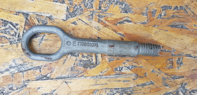 Крюк буксирувальний передній 1T0805615 VAG