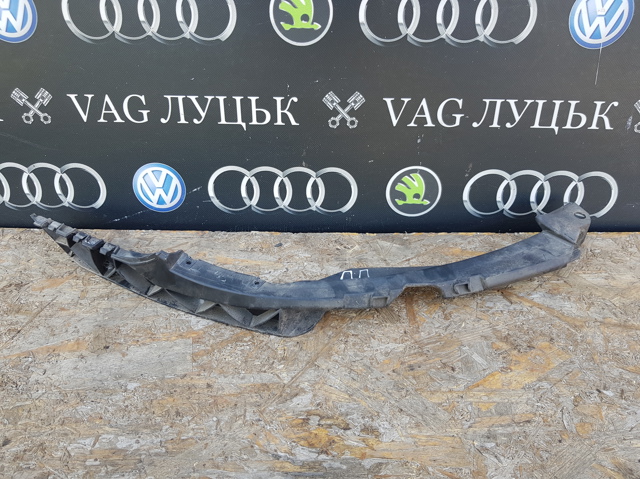 Напрямна переднього бампера, права 1Z0807184D VAG