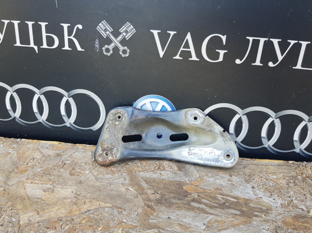 Кронштейн кріплення крила переднього лівого, передній 1Z0810679D VAG