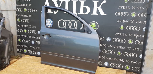 Дверка передня права 1Z0831056 VAG