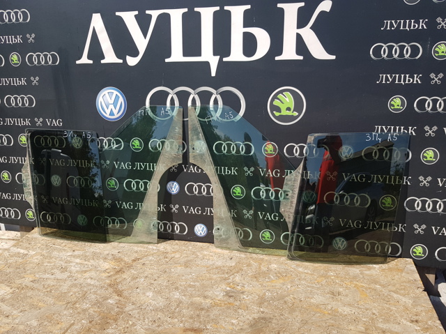 Скло передніх дверей, правих 1Z0845202A VAG