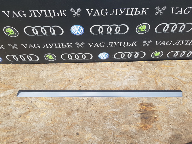 Молдинг передніх правих дверей 1Z0853518A VAG