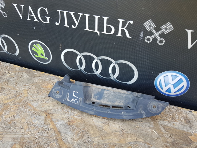 Направляюча заднього бампера, права 1Z9807394 VAG