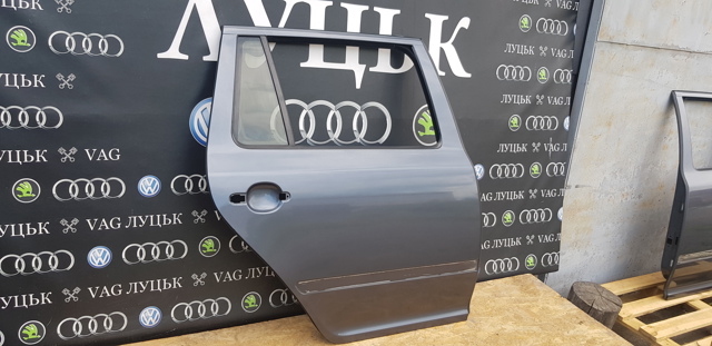 Двері пасажирські задні праві Skoda Octavia 2 A5