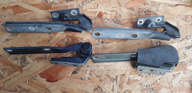 Завіса капота права 3B0823302A VAG