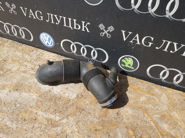 Патрубок повітряний, вихід повітряного фільтра 3C0129654M VAG