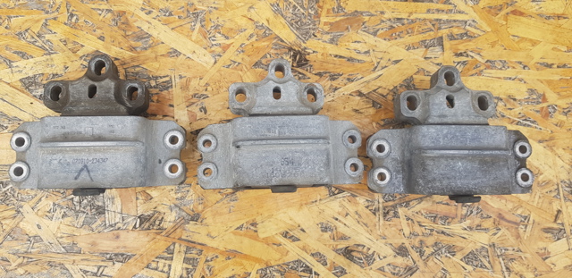 Подушка (опора) двигуна, ліва 3C0199555R VAG