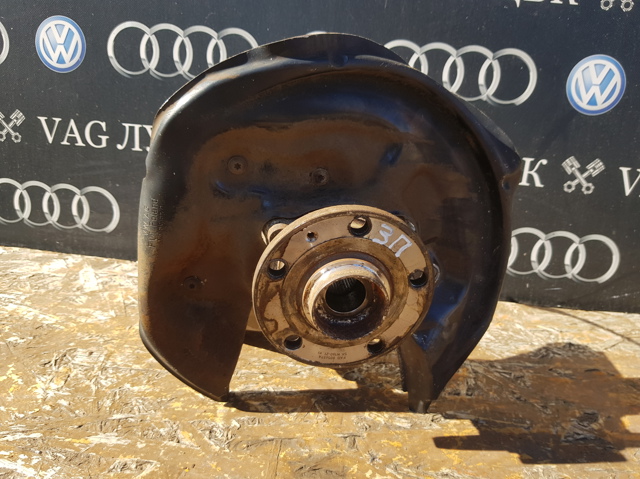 Кулак поворотний правий 3C0505436G VAG