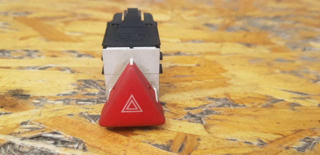 Аварійна кнопка Volkswagen Passat B6