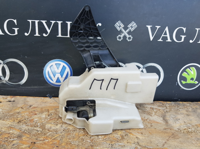 Замок передніх пасажирських дверей 3D1837016 VAG