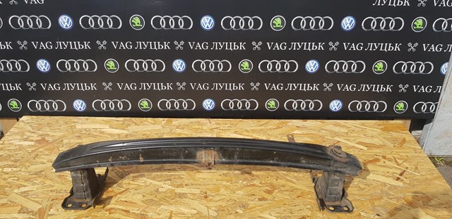 Швелер переднього бампера Skoda SuperB II